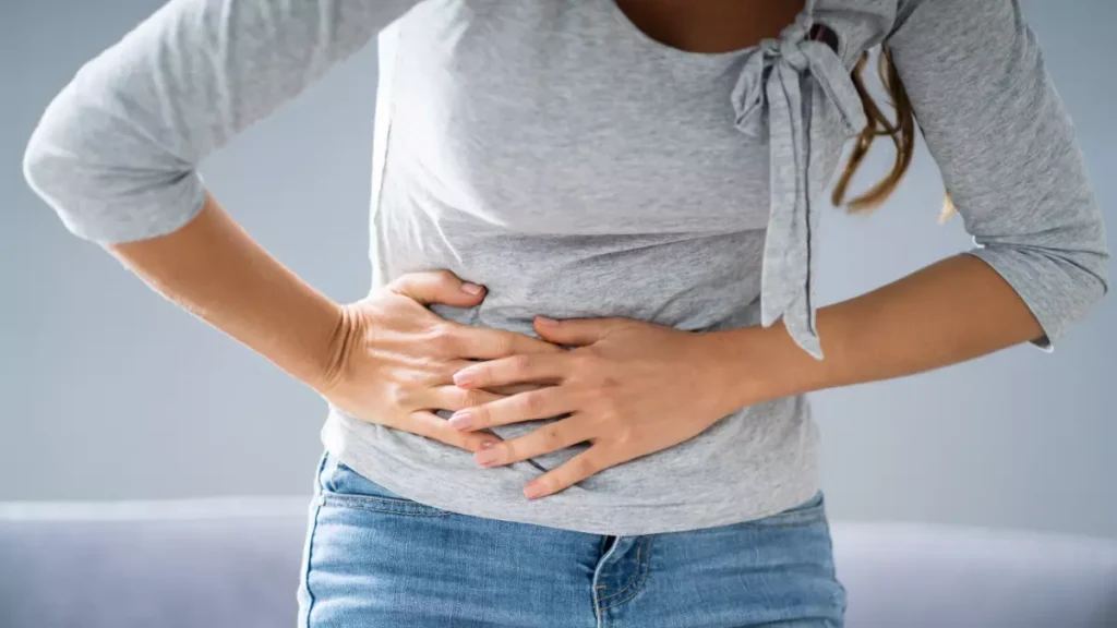 Woman suffering from bellyache acidità di stomaco
