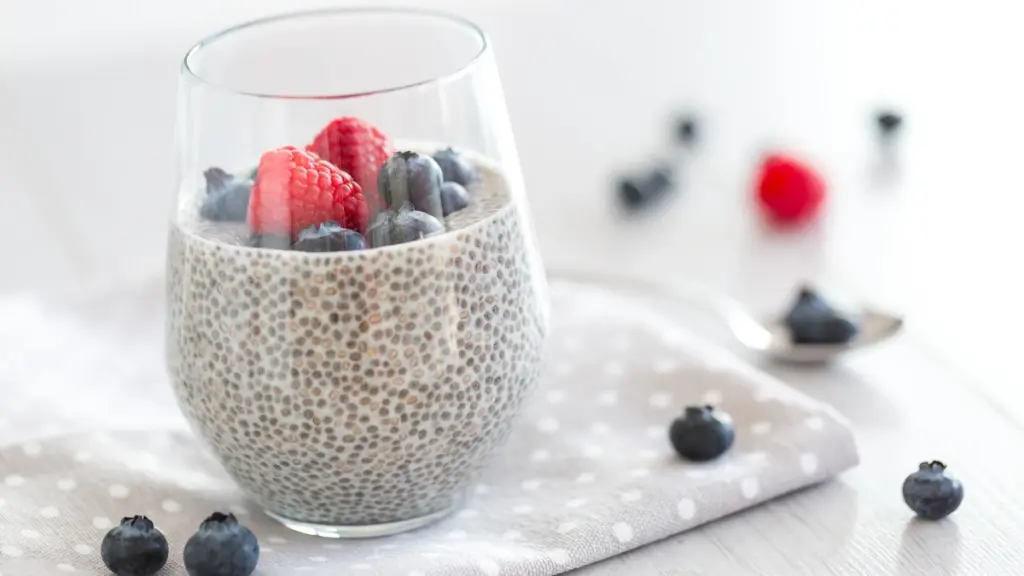 chia pudding con topping ai frutti di bosco in bicchiere di vetro