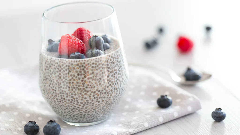 chia pudding con topping ai frutti di bosco